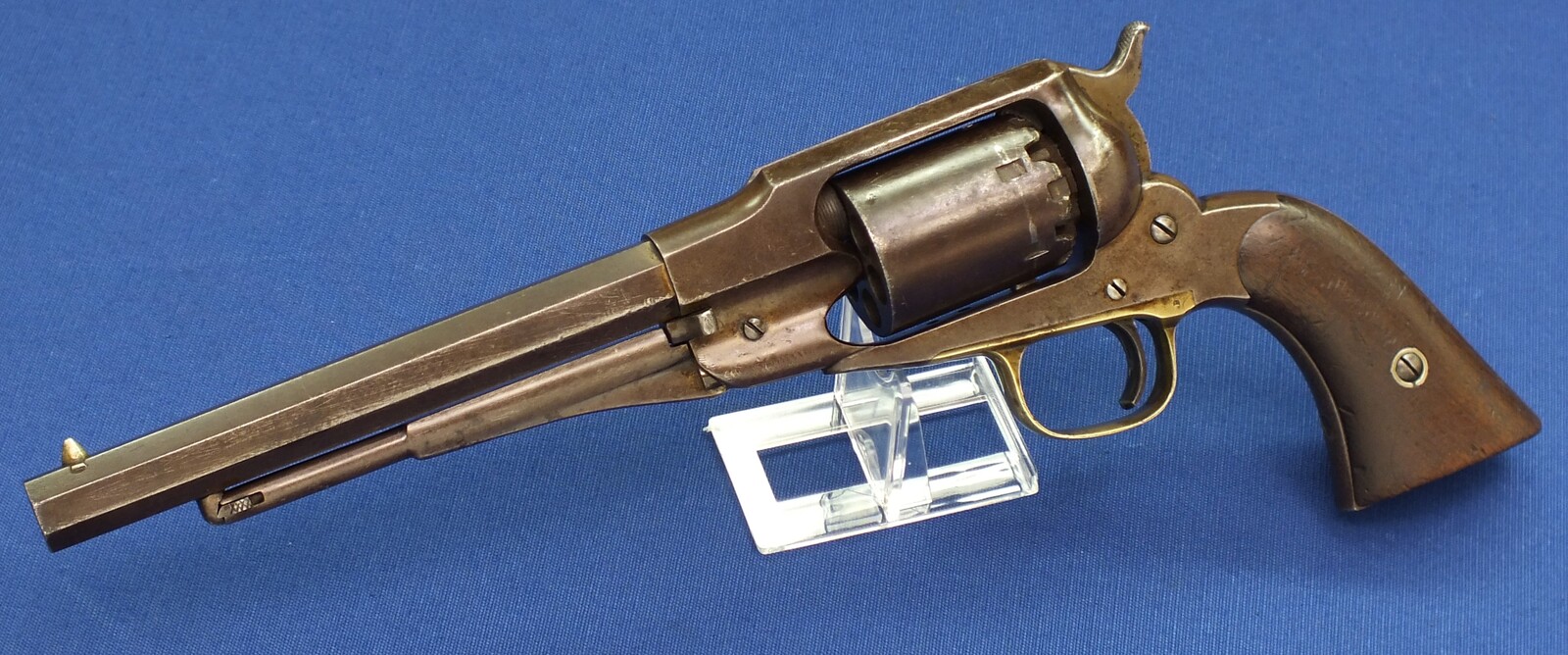 An antique American Civil War early Remington New Model Navy 6 shot .36 Caliber Single Action Percussion Revolver. 7 3/8 inch octagon Barrel. Length 35,5cm. In very good condition. Price 2.850 euro.