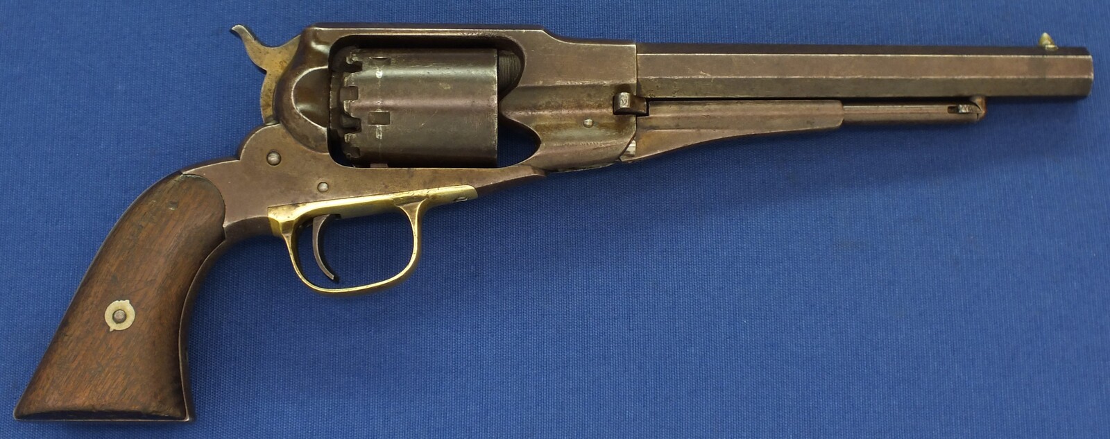 An antique American Civil War early Remington New Model Navy 6 shot .36 Caliber Single Action Percussion Revolver. 7 3/8 inch octagon Barrel. Length 35,5cm. In very good condition. Price 2.850 euro.