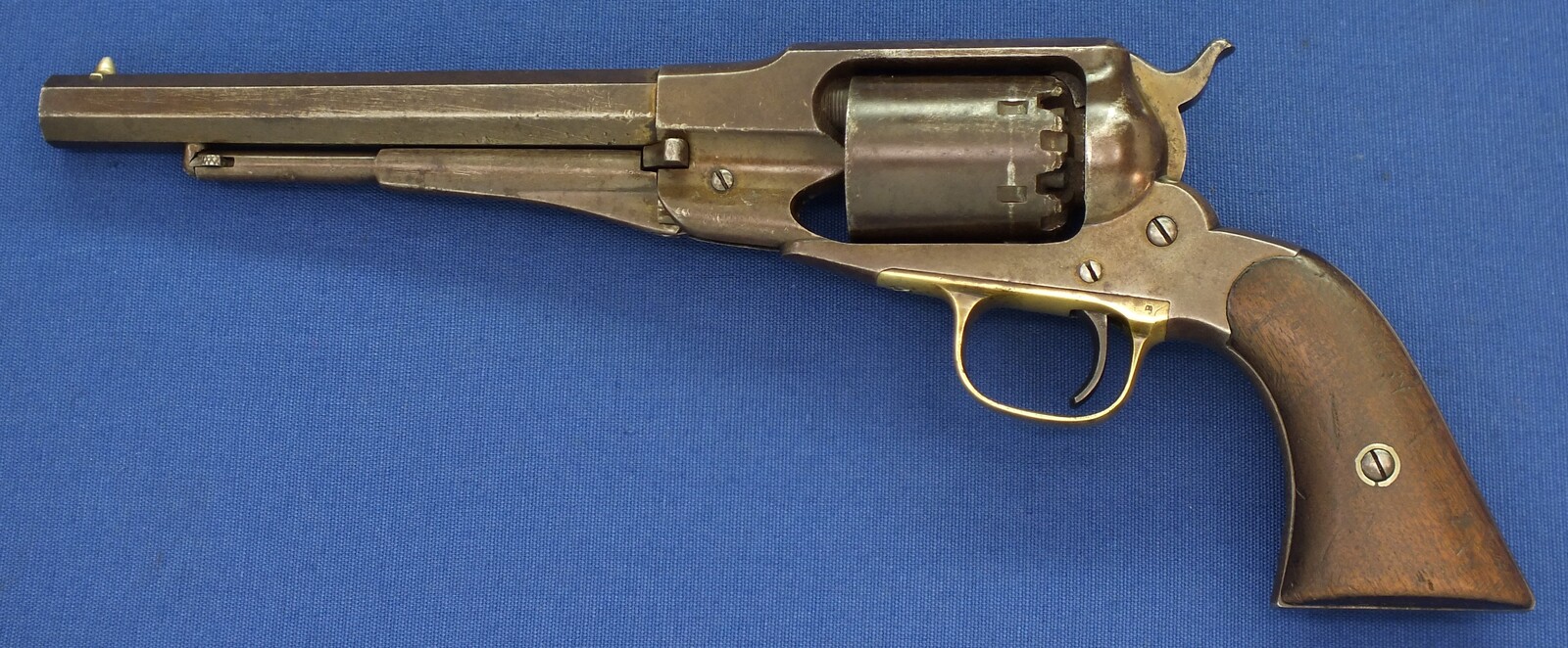 An antique American Civil War early Remington New Model Navy 6 shot .36 Caliber Single Action Percussion Revolver. 7 3/8 inch octagon Barrel. Length 35,5cm. In very good condition. Price 2.850 euro.