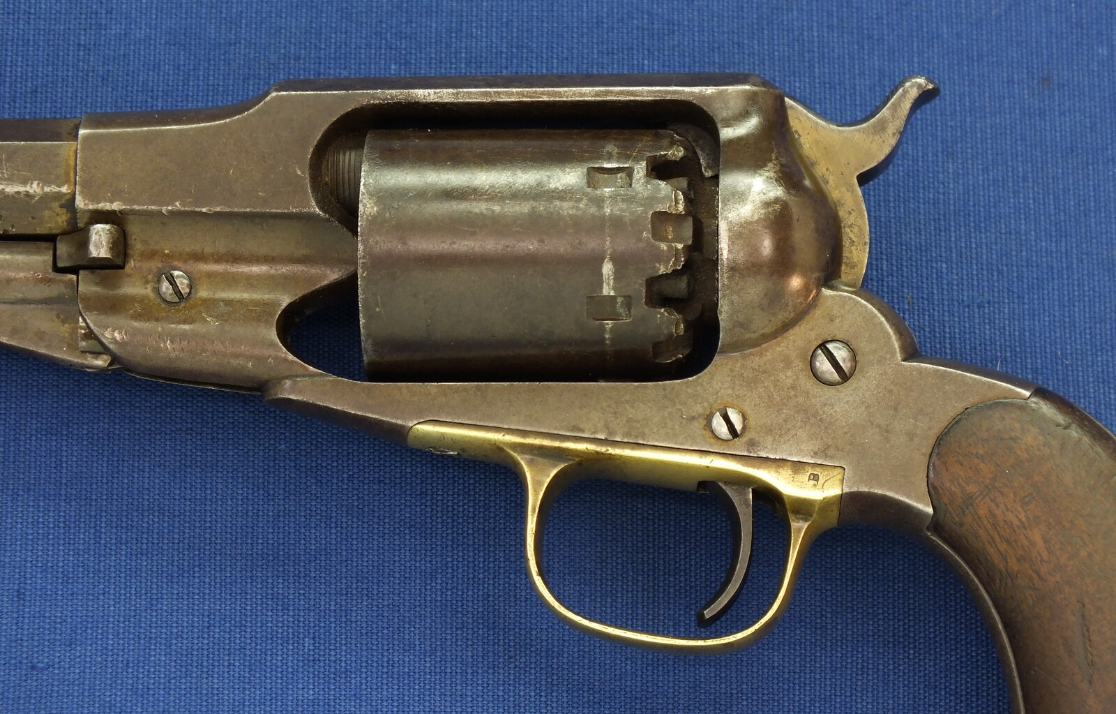 An antique American Civil War early Remington New Model Navy 6 shot .36 Caliber Single Action Percussion Revolver. 7 3/8 inch octagon Barrel. Length 35,5cm. In very good condition. Price 2.850 euro.