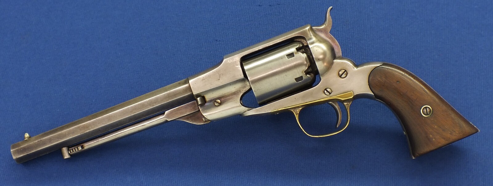 An antique American Civil War Remington-Beals Navy Model 6 shot .36 Caliber Single Action Percussion Revolver. 7,5 inch Octogan Barrel. Length 35,5cm. In very good condition. 