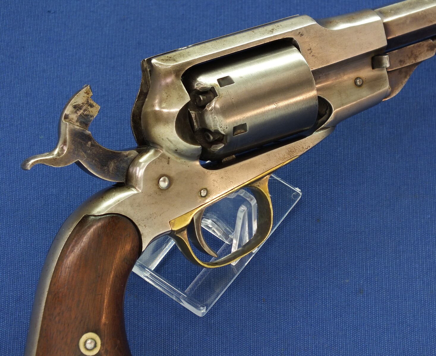 An antique American Civil War Remington-Beals Navy Model 6 shot .36 Caliber Single Action Percussion Revolver. 7,5 inch Octogan Barrel. Length 35,5cm. In very good condition. 