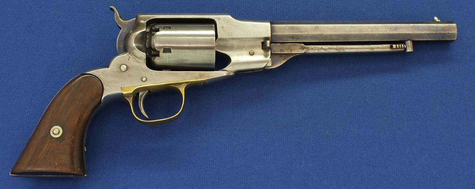 An antique American Civil War Remington-Beals Navy Model 6 shot .36 Caliber Single Action Percussion Revolver. 7,5 inch Octogan Barrel. Length 35,5cm. In very good condition. 