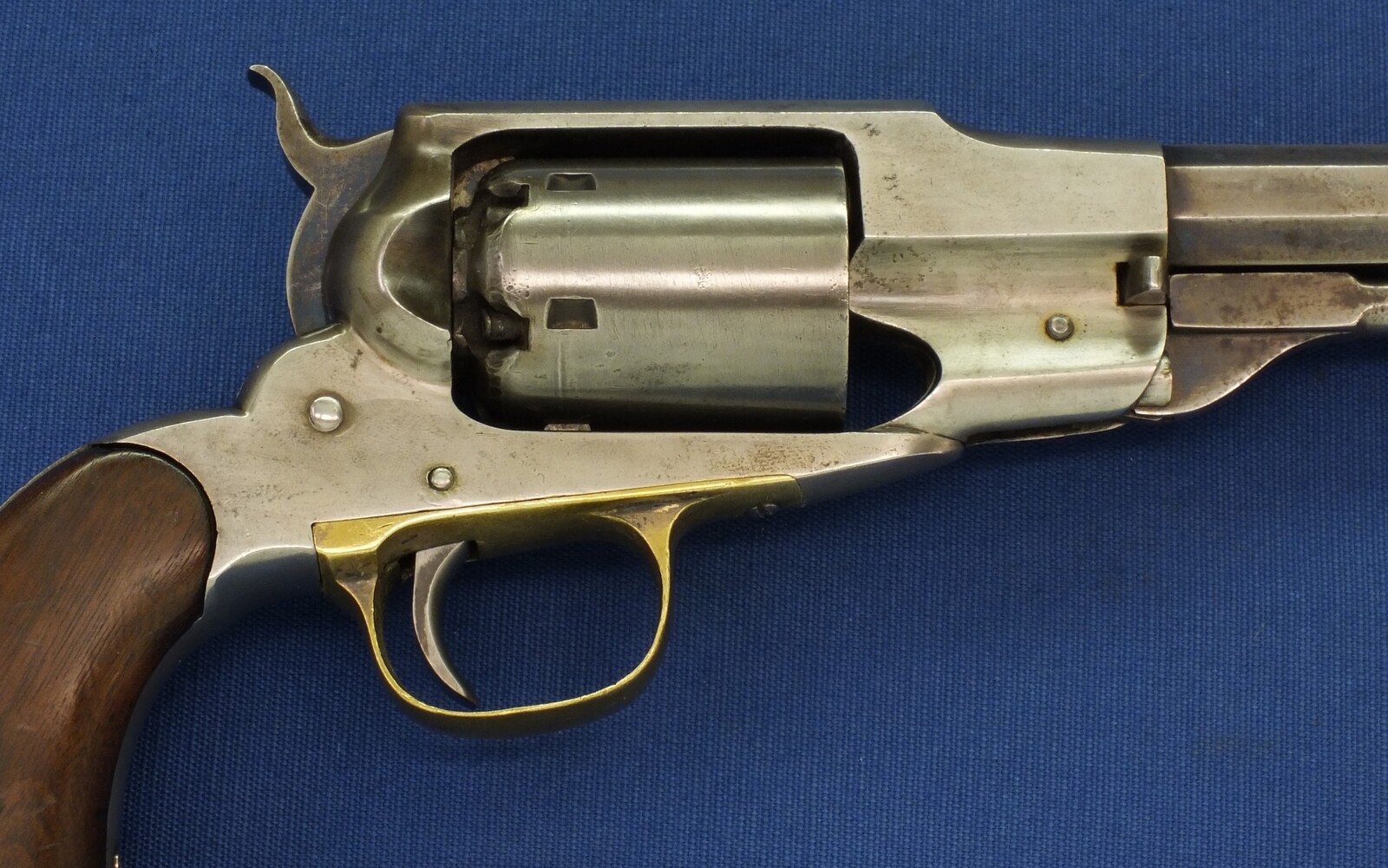 An antique American Civil War Remington-Beals Navy Model 6 shot .36 Caliber Single Action Percussion Revolver. 7,5 inch Octogan Barrel. Length 35,5cm. In very good condition. 