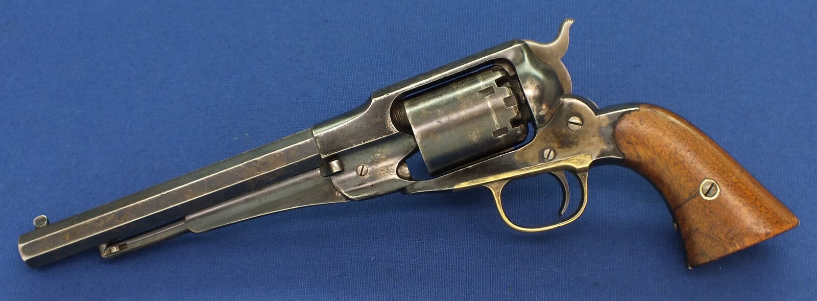 An antique American Civil War Remington New Model Navy 6 shot .36 Caliber Single Action Percussion Revolver. 7 3/8 inch octagon Barrel. Length 35,5cm. In very good condition. Price 2.650 euro.