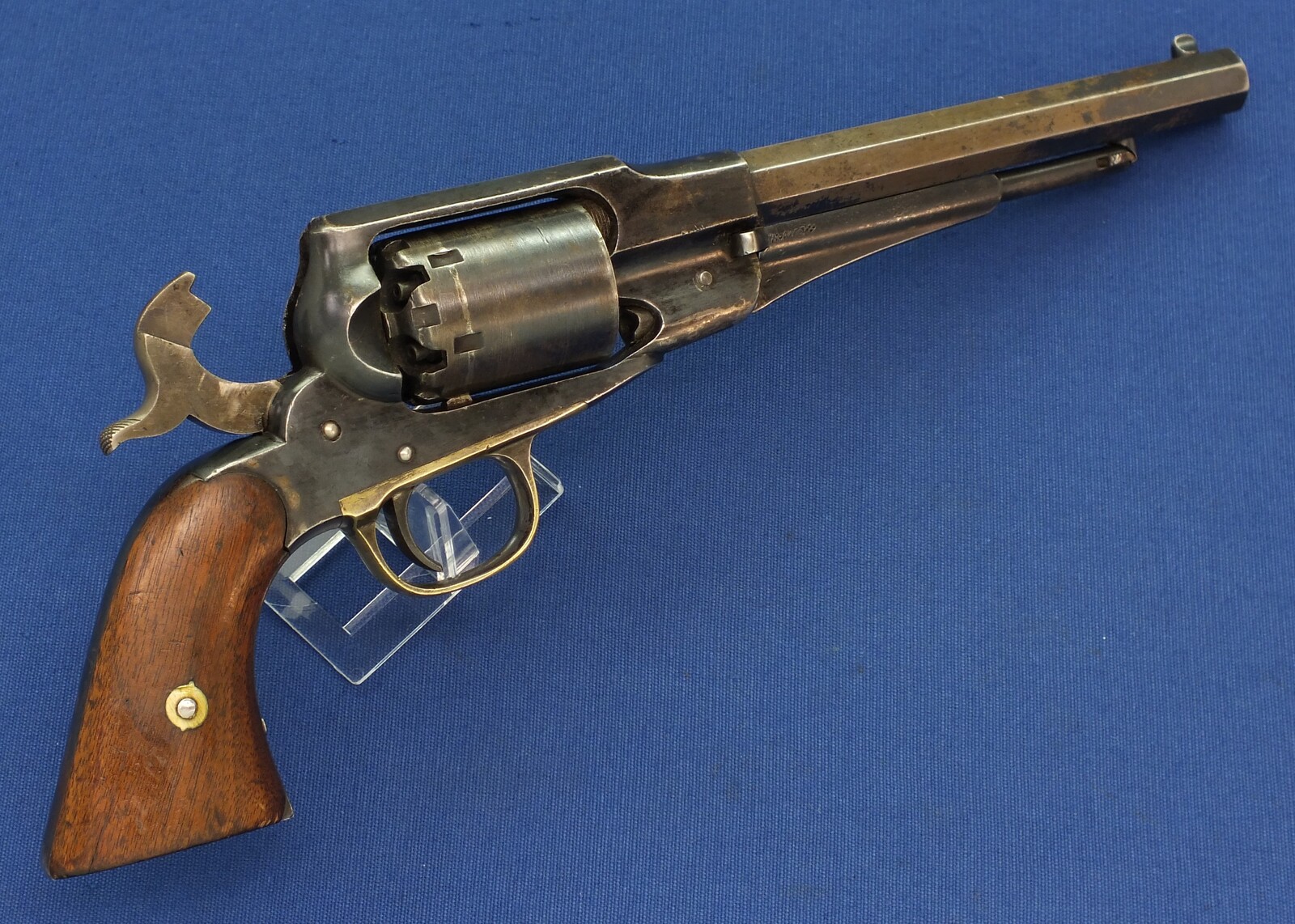 An antique American Civil War Remington New Model Navy 6 shot .36 Caliber Single Action Percussion Revolver. 7 3/8 inch octagon Barrel. Length 35,5cm. In very good condition. Price 2.650 euro.