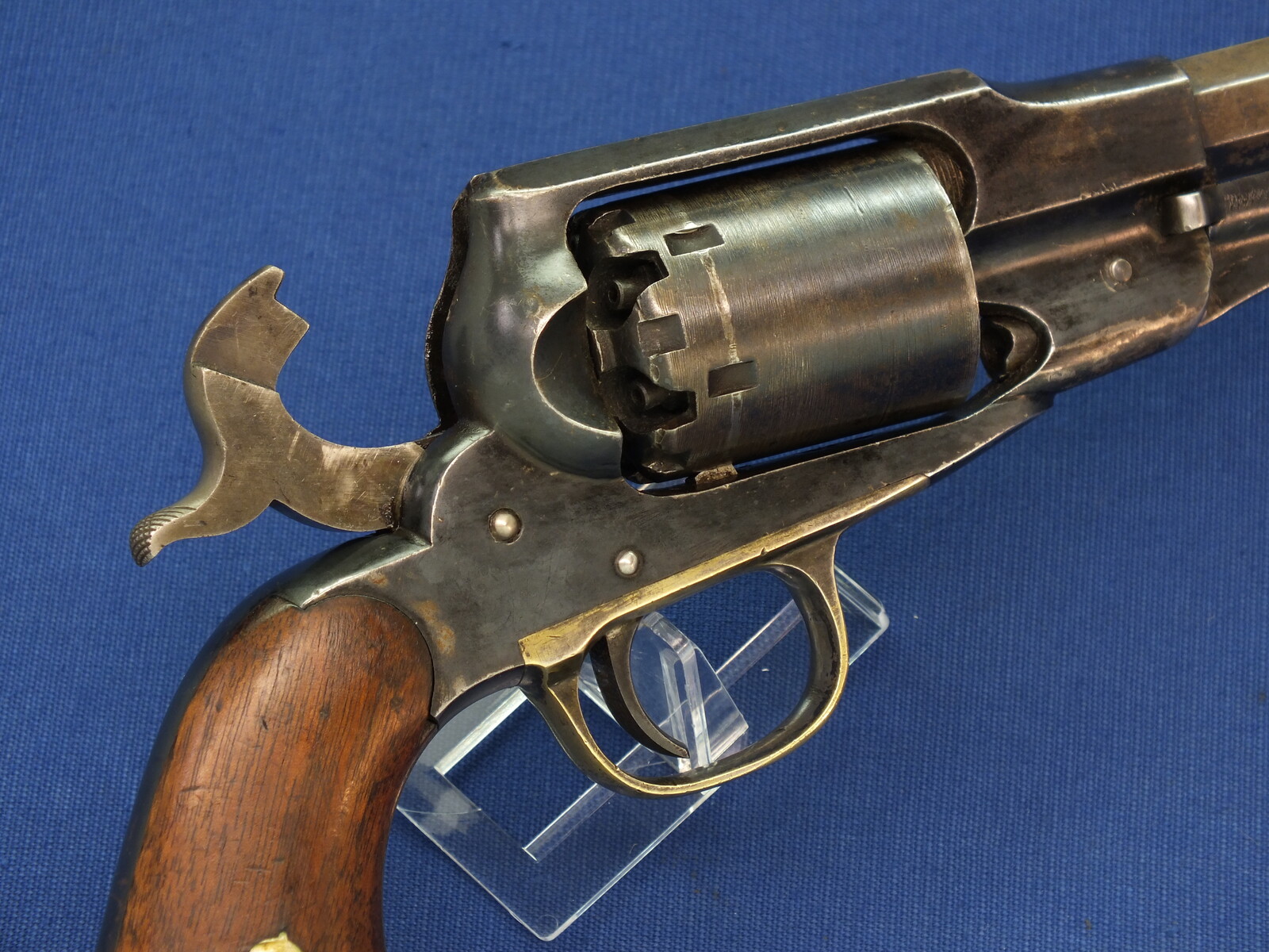 An antique American Civil War Remington New Model Navy 6 shot .36 Caliber Single Action Percussion Revolver. 7 3/8 inch octagon Barrel. Length 35,5cm. In very good condition. Price 2.650 euro.