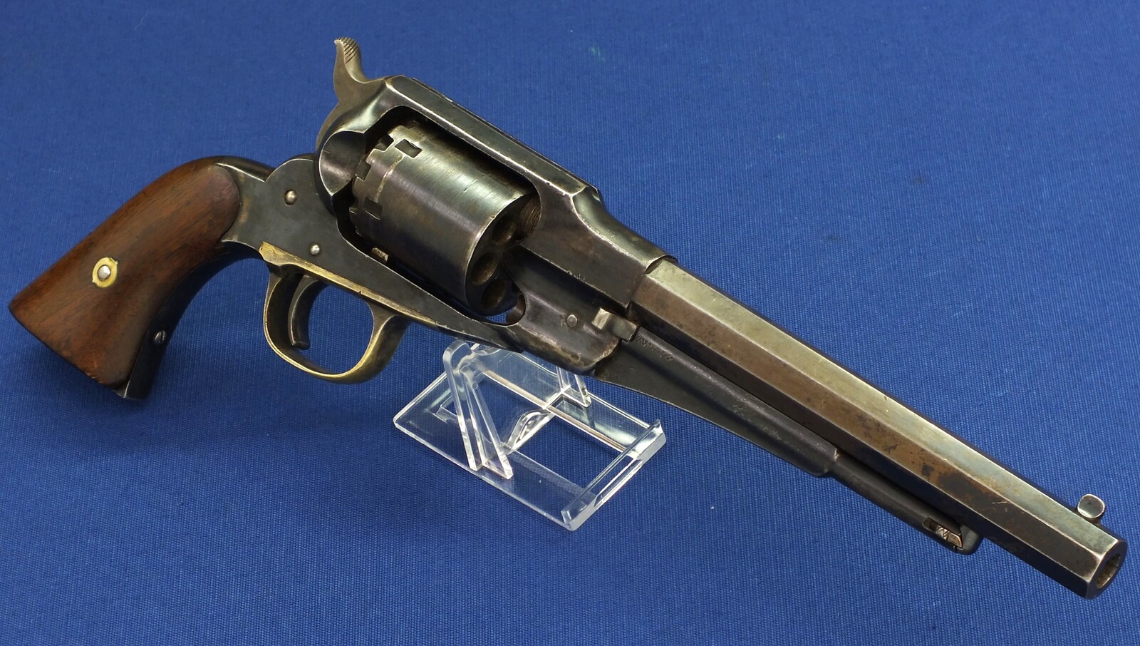 An antique American Civil War Remington New Model Navy 6 shot .36 Caliber Single Action Percussion Revolver. 7 3/8 inch octagon Barrel. Length 35,5cm. In very good condition. Price 2.650 euro.