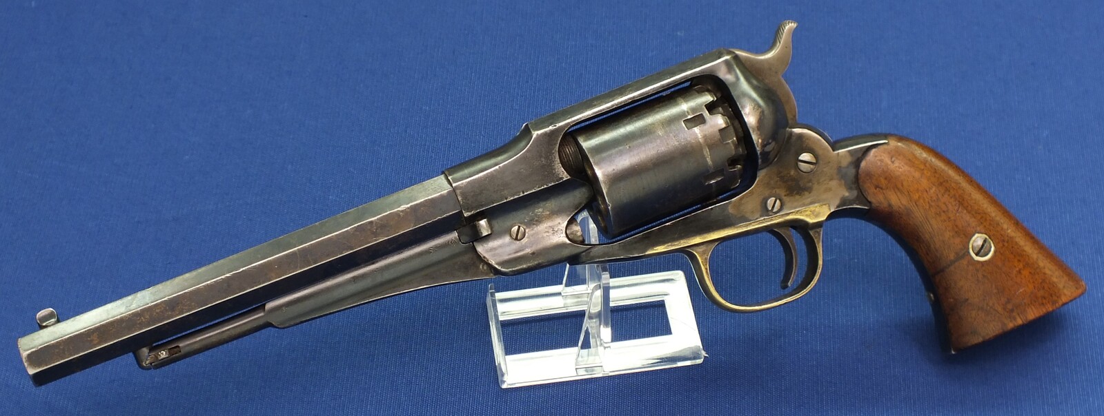 An antique American Civil War Remington New Model Navy 6 shot .36 Caliber Single Action Percussion Revolver. 7 3/8 inch octagon Barrel. Length 35,5cm. In very good condition. Price 2.650 euro.