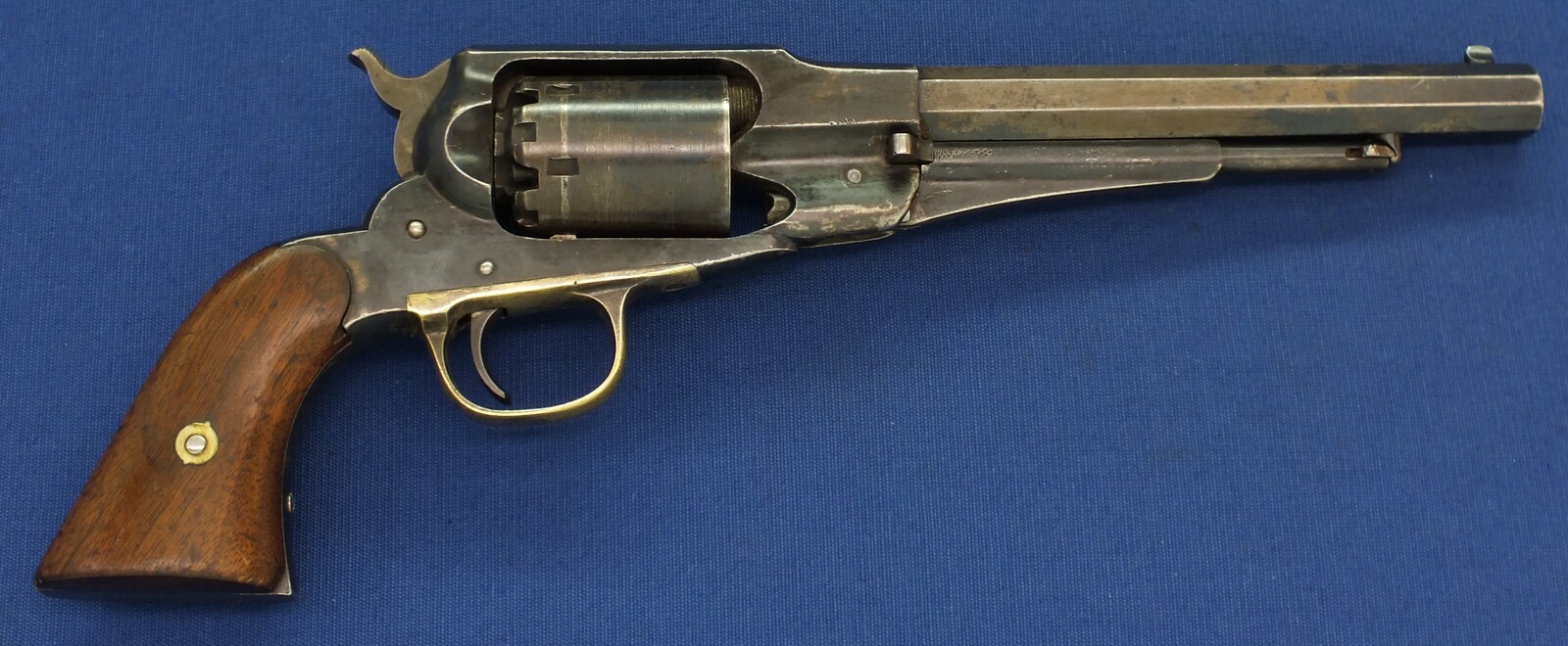 An antique American Civil War Remington New Model Navy 6 shot .36 Caliber Single Action Percussion Revolver. 7 3/8 inch octagon Barrel. Length 35,5cm. In very good condition. Price 2.650 euro.