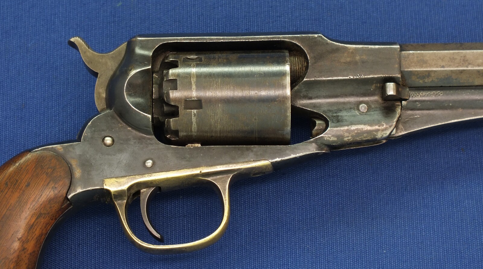 An antique American Civil War Remington New Model Navy 6 shot .36 Caliber Single Action Percussion Revolver. 7 3/8 inch octagon Barrel. Length 35,5cm. In very good condition. Price 2.650 euro.