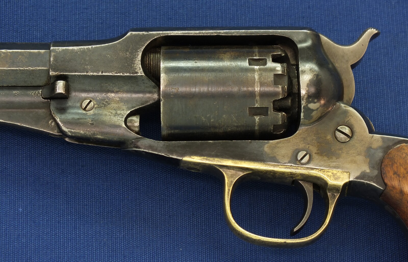 An antique American Civil War Remington New Model Navy 6 shot .36 Caliber Single Action Percussion Revolver. 7 3/8 inch octagon Barrel. Length 35,5cm. In very good condition. Price 2.650 euro.