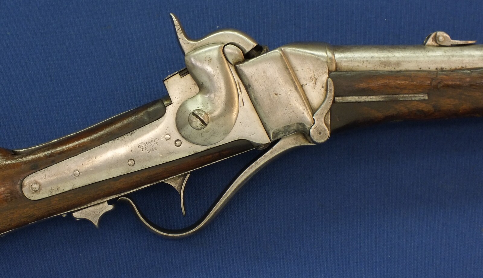 An antique American Civil War Sharps Model 1852 slanting breech Percussion Carbine, .52 caliber, length 96 cm, in very good condition. Price 3.500,- euro