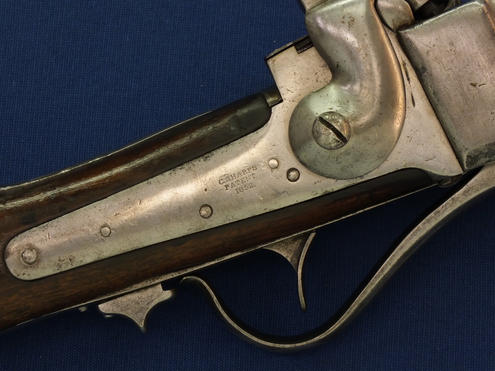 An antique American Civil War Sharps Model 1852 slanting breech Percussion Carbine, .52 caliber, length 96 cm, in very good condition. Price 3.500,- euro