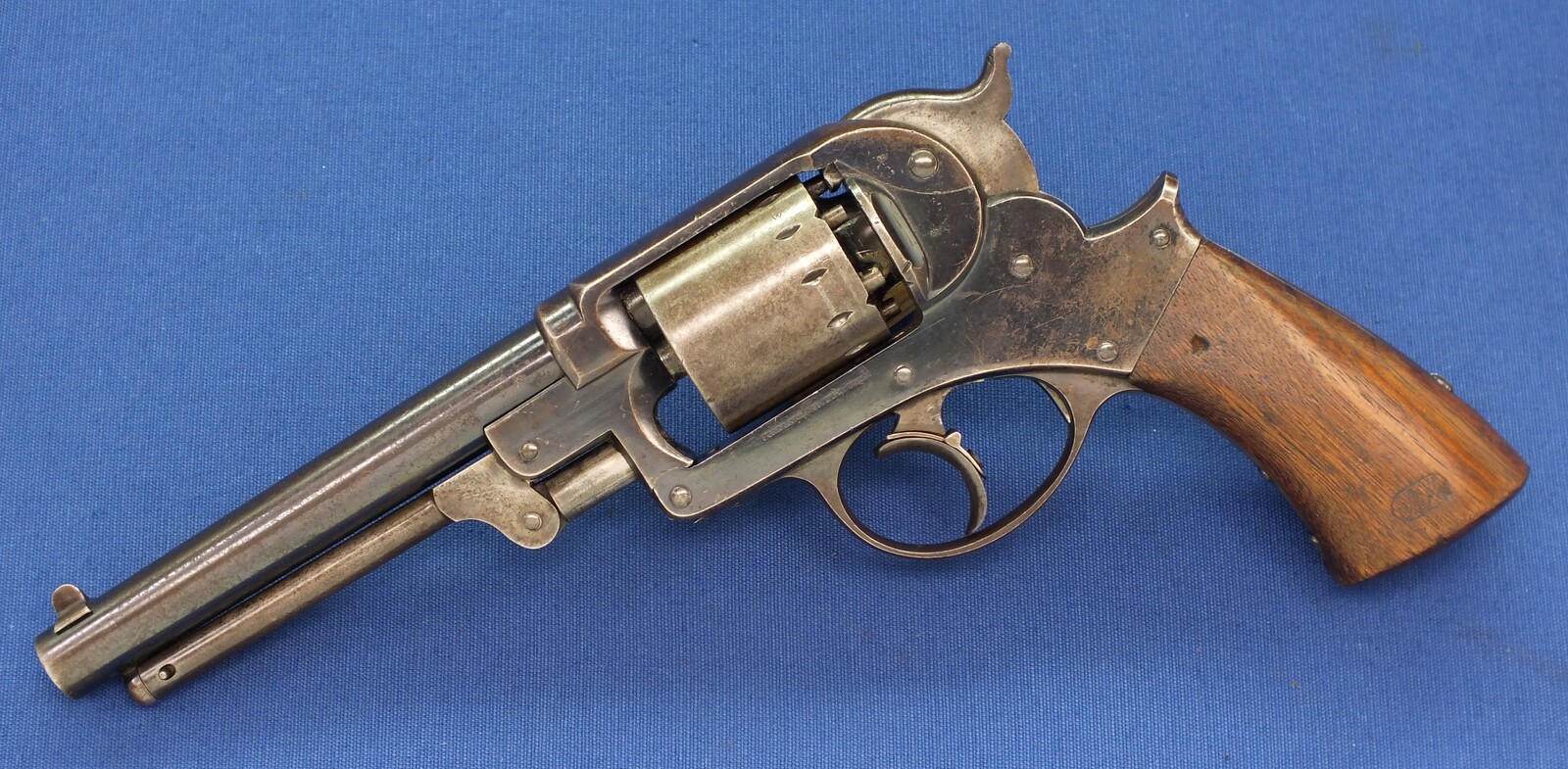 An antique American Civil War Starr Arms Co Double Action Model 1858 Army Percussion Revolver, .44 caliber, 6 shot, length 32,5 cm, in very good condition. Price 2.550 euro