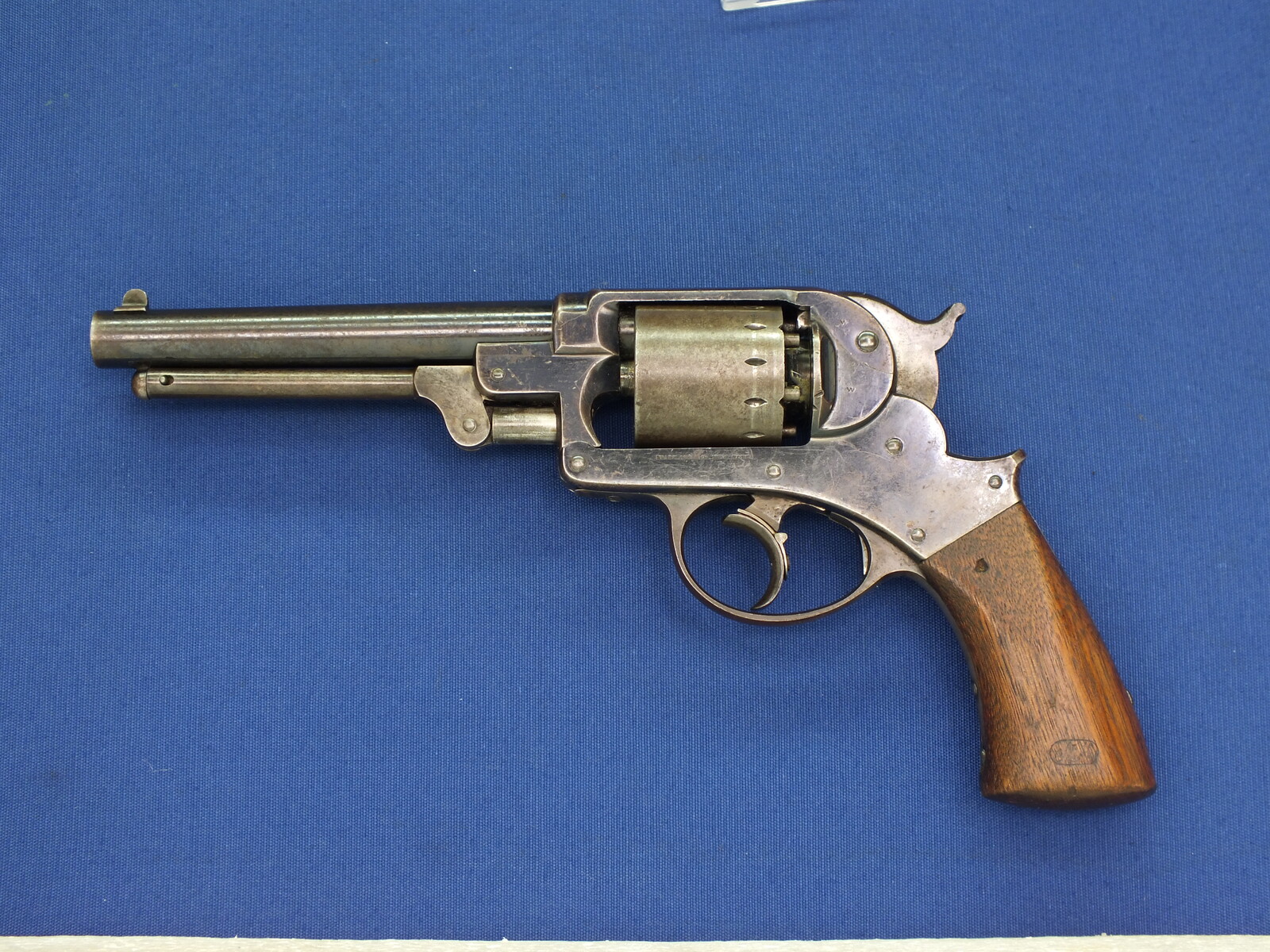 An antique American Civil War Starr Arms Co Double Action Model 1858 Army Percussion Revolver, .44 caliber, 6 shot, length 32,5 cm, in very good condition. Price 2.550 euro