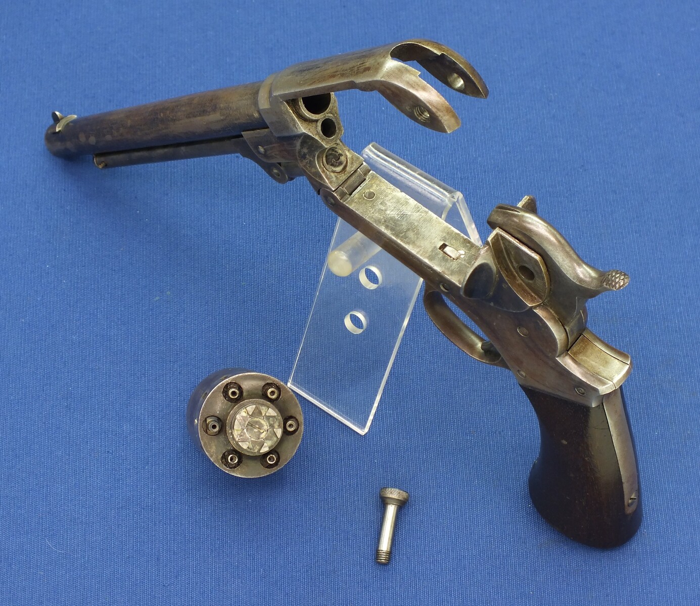 An antique American Civil War Starr Arms Co Single Action Model 1863 Army Percussion revolver, 6 shot. .44 caliber, in very good condition. Price 2.950 euro