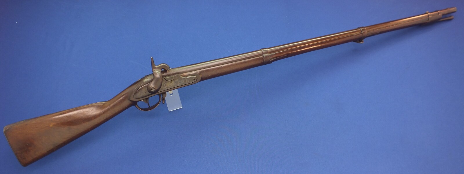 An antique American Civil War US Model 1816 type I musket by L. Pomery Pittsfield Mass. Converted to percussion. 42 inch barrel, Caliber .69. Length 147cm. In good and nice untouched condition. Price 1.250 euro.