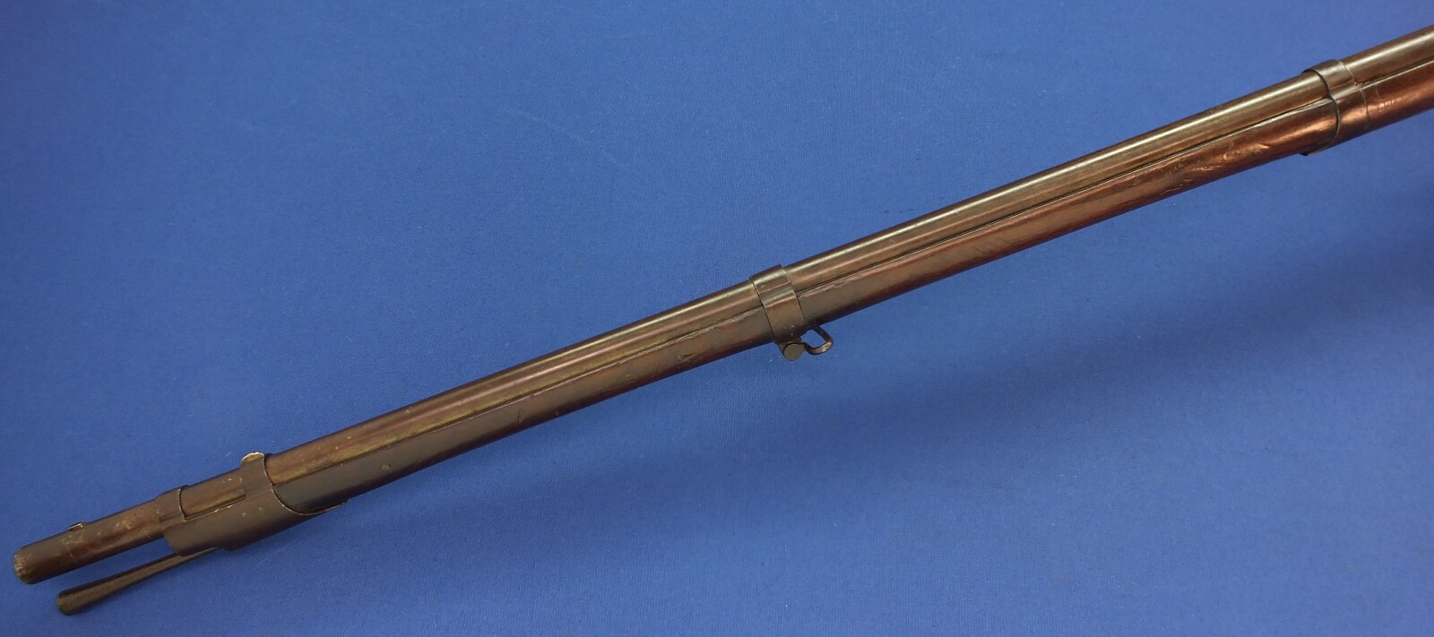 An antique American Civil War US Model 1816 type I musket by L. Pomery Pittsfield Mass. Converted to percussion. 42 inch barrel, Caliber .69. Length 147cm. In good and nice untouched condition. Price 1.250 euro.