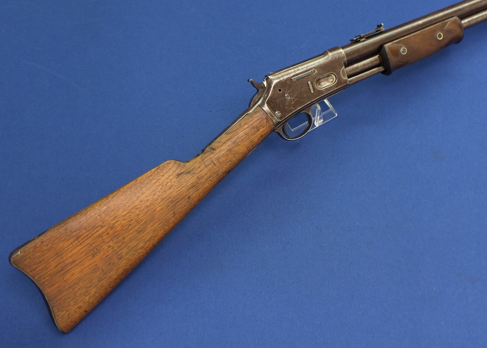 An antique American Colt Lightning Slide Action Medium Frame Saddle Ring Carbine, caliber 44 W.C.F/44-40. 20 inch round barrel, SN54759 made in 1891, length 94 cm, in very good condition. 