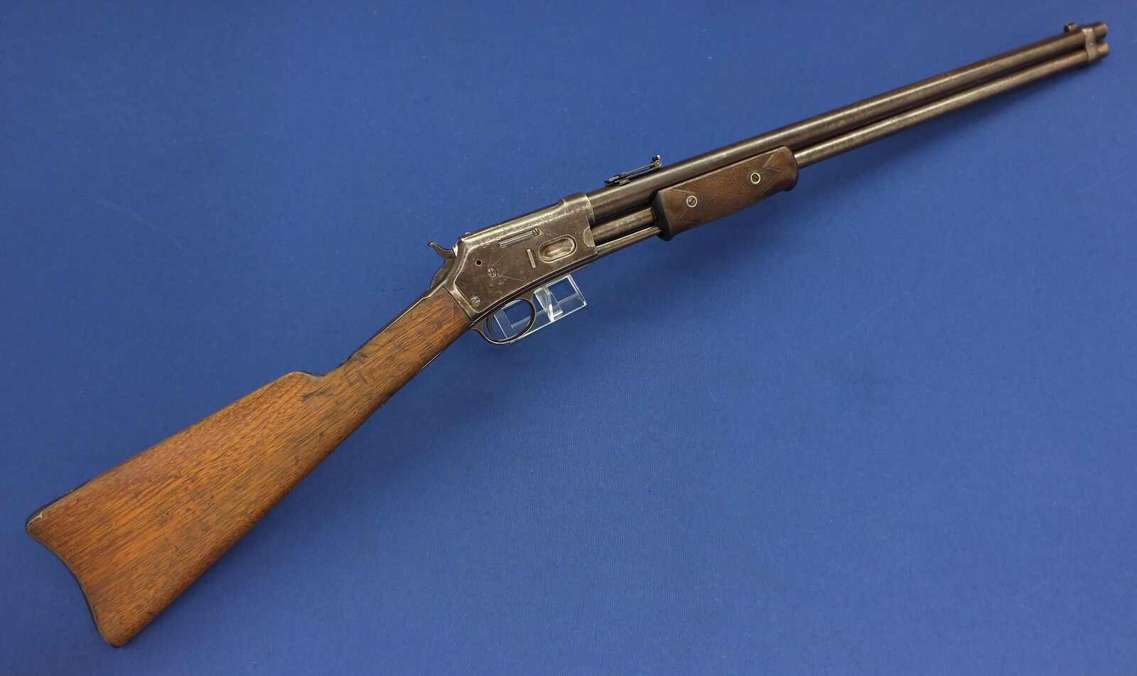 An antique American Colt Lightning Slide Action Medium Frame Saddle Ring Carbine, caliber 44 W.C.F/44-40. 20 inch round barrel, SN54759 made in 1891, length 94 cm, in very good condition. 