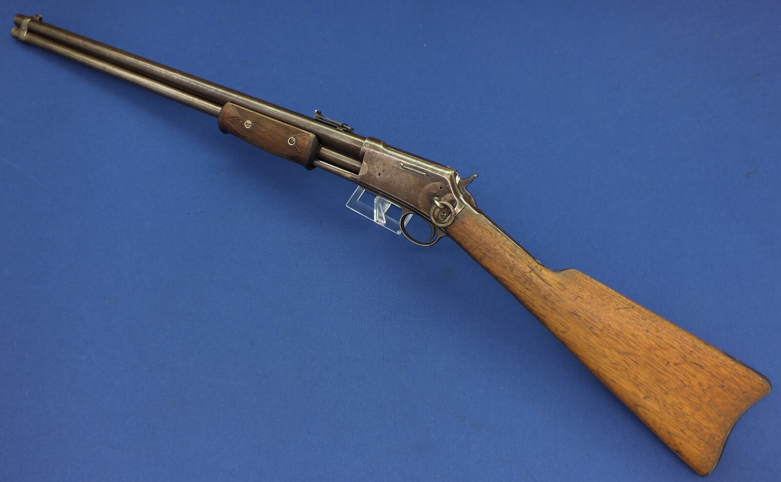 An antique American Colt Lightning Slide Action Medium Frame Saddle Ring Carbine, caliber 44 W.C.F/44-40. 20 inch round barrel, SN54759 made in 1891, length 94 cm, in very good condition. 