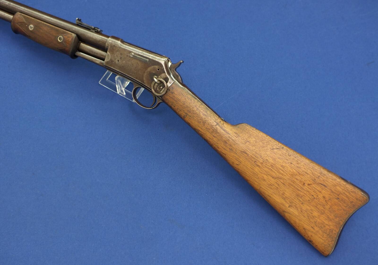 An antique American Colt Lightning Slide Action Medium Frame Saddle Ring Carbine, caliber 44 W.C.F/44-40. 20 inch round barrel, SN54759 made in 1891, length 94 cm, in very good condition. 