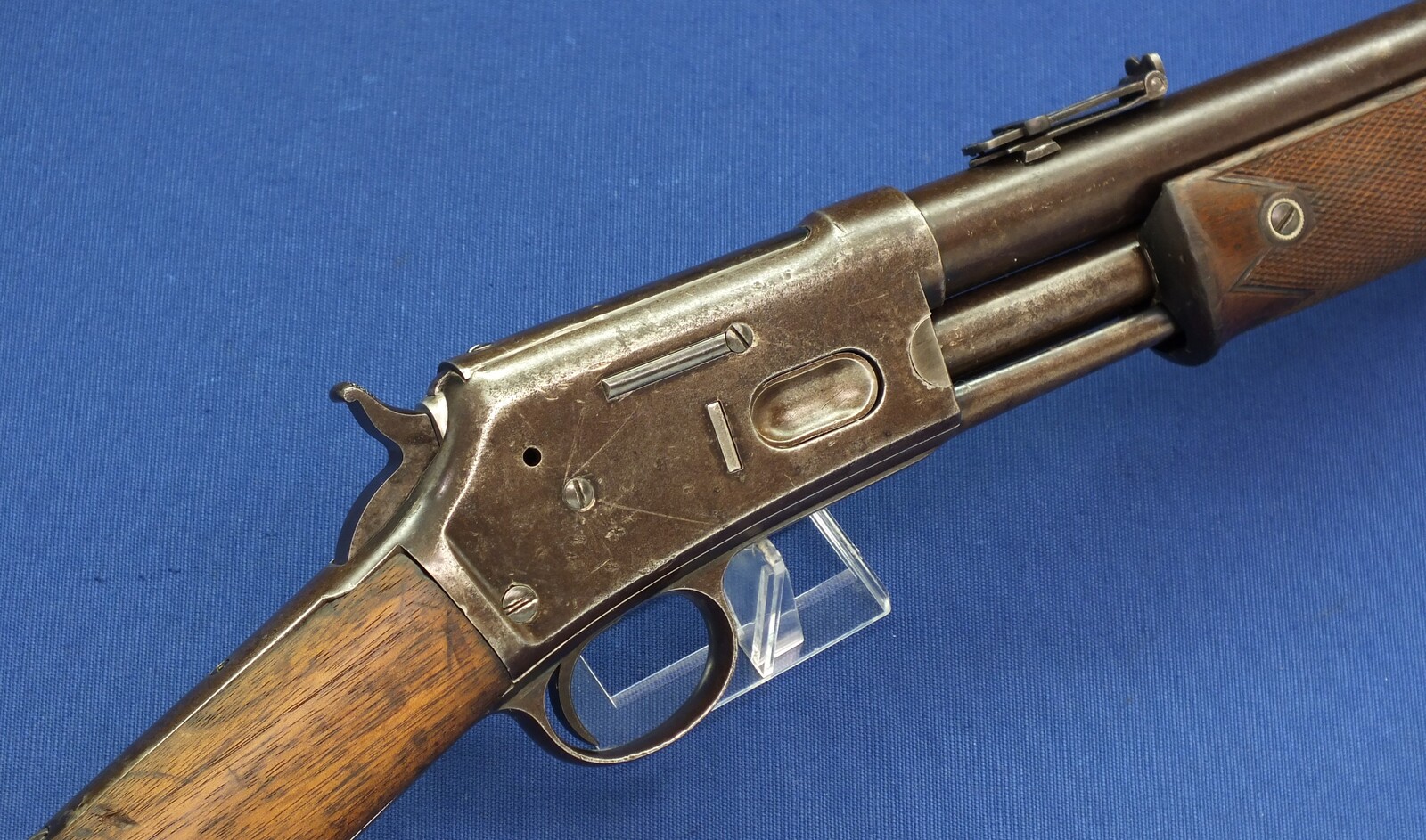 An antique American Colt Lightning Slide Action Medium Frame Saddle Ring Carbine, caliber 44 W.C.F/44-40. 20 inch round barrel, SN54759 made in 1891, length 94 cm, in very good condition. 