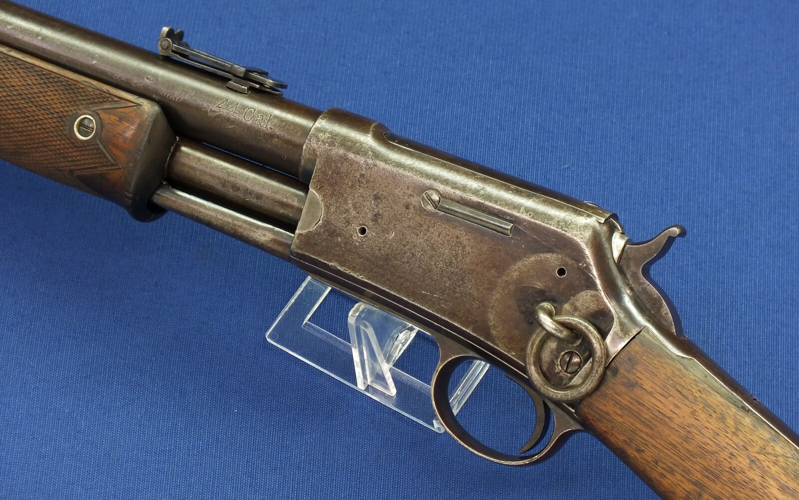 An antique American Colt Lightning Slide Action Medium Frame Saddle Ring Carbine, caliber 44 W.C.F/44-40. 20 inch round barrel, SN54759 made in 1891, length 94 cm, in very good condition. 