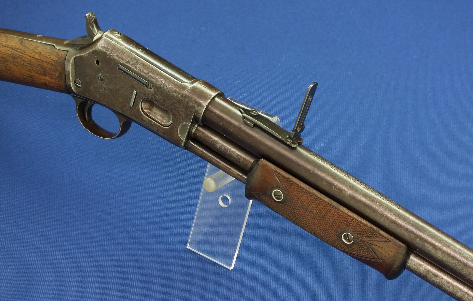 An antique American Colt Lightning Slide Action Medium Frame Saddle Ring Carbine, caliber 44 W.C.F/44-40. 20 inch round barrel, SN54759 made in 1891, length 94 cm, in very good condition. 