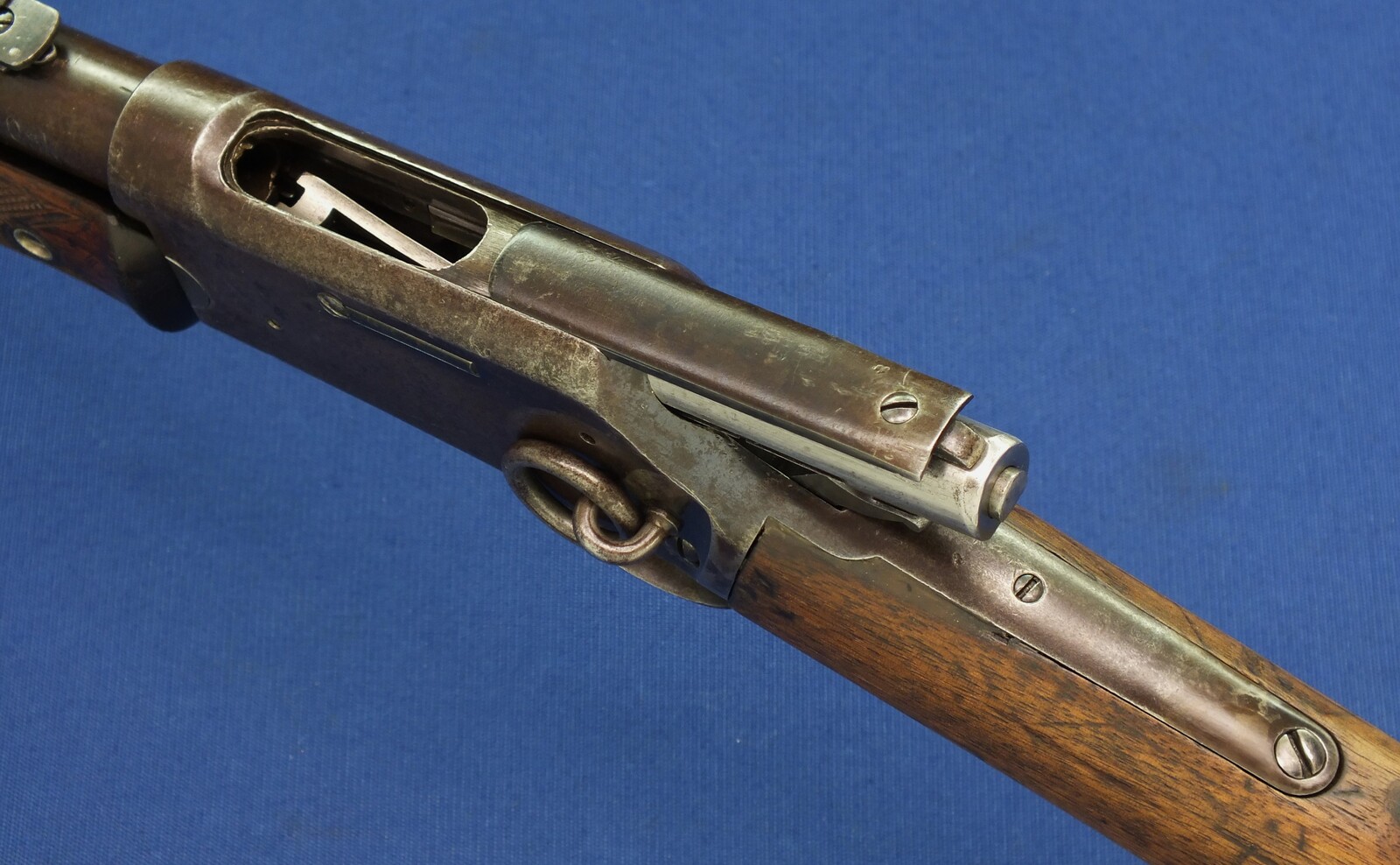 An antique American Colt Lightning Slide Action Medium Frame Saddle Ring Carbine, caliber 44 W.C.F/44-40. 20 inch round barrel, SN54759 made in 1891, length 94 cm, in very good condition. 