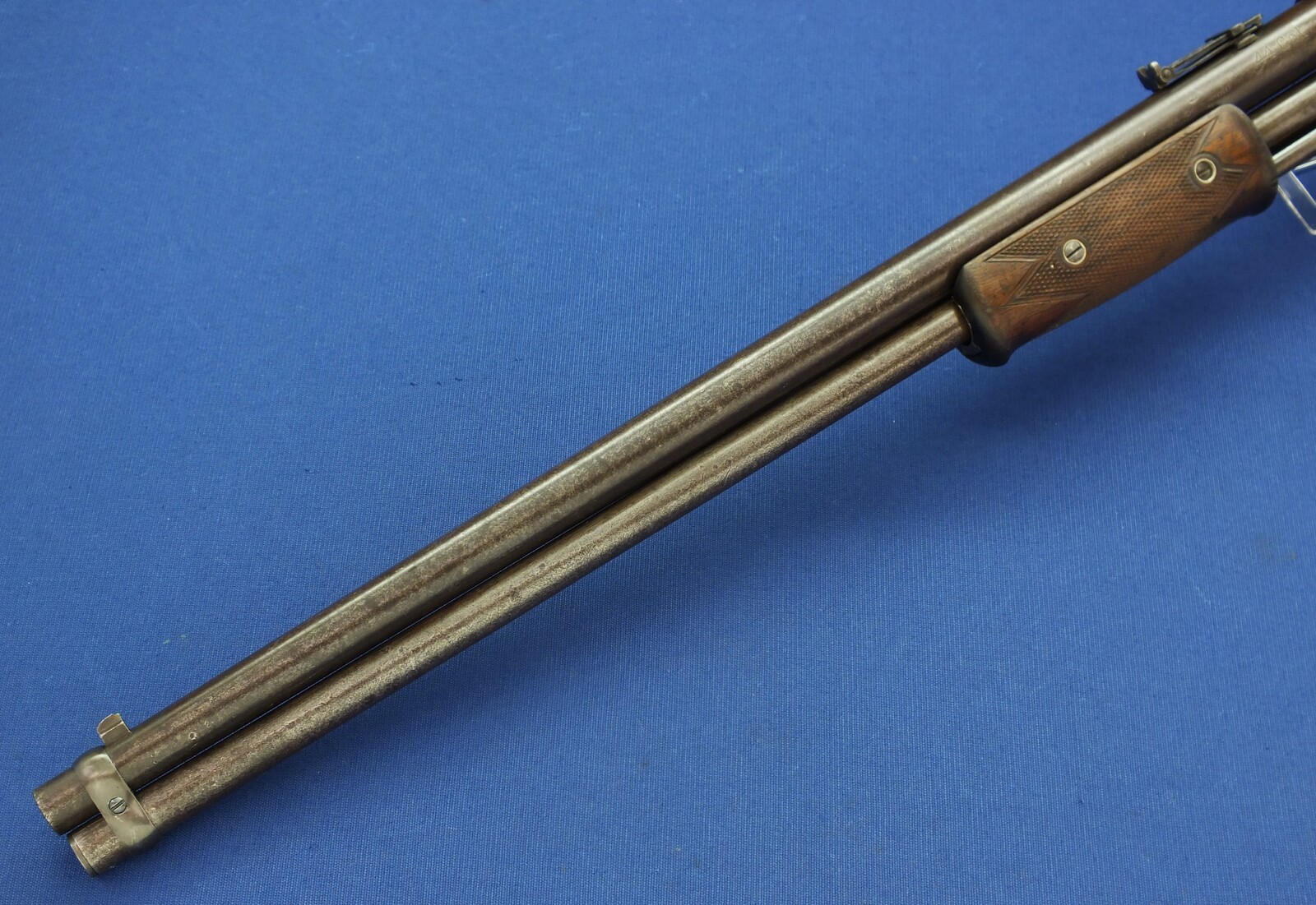 An antique American Colt Lightning Slide Action Medium Frame Saddle Ring Carbine, caliber 44 W.C.F/44-40. 20 inch round barrel, SN54759 made in 1891, length 94 cm, in very good condition. 