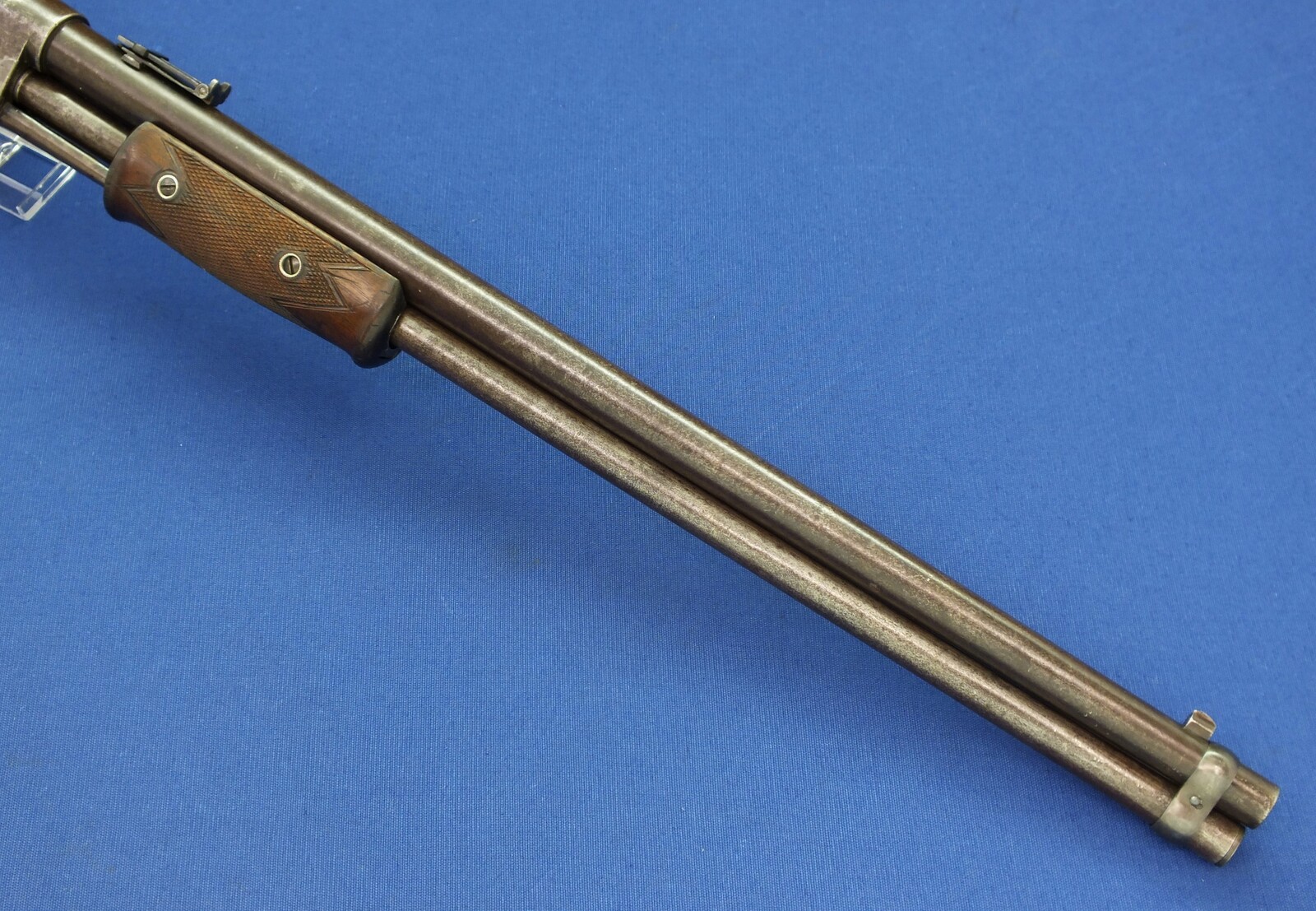 An antique American Colt Lightning Slide Action Medium Frame Saddle Ring Carbine, caliber 44 W.C.F/44-40. 20 inch round barrel, SN54759 made in 1891, length 94 cm, in very good condition. 