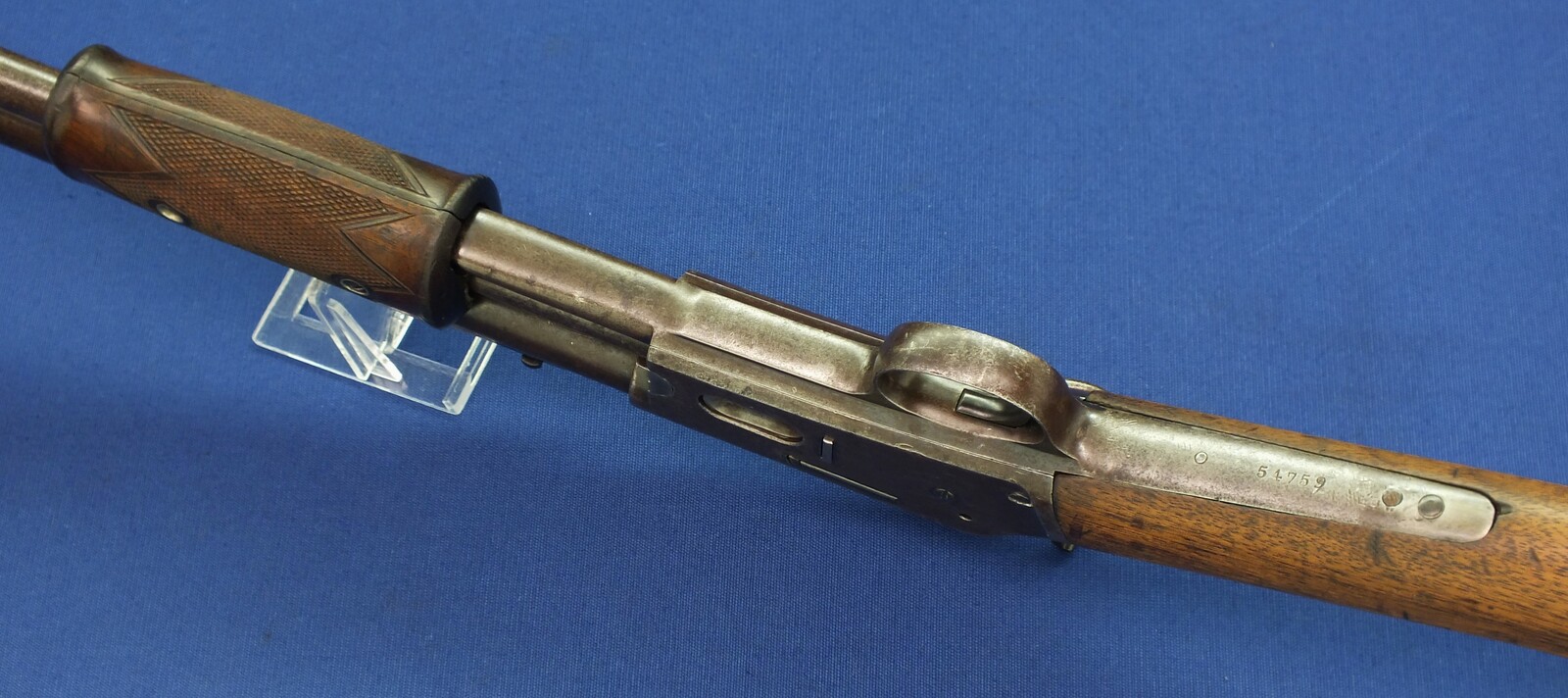 An antique American Colt Lightning Slide Action Medium Frame Saddle Ring Carbine, caliber 44 W.C.F/44-40. 20 inch round barrel, SN54759 made in 1891, length 94 cm, in very good condition. 