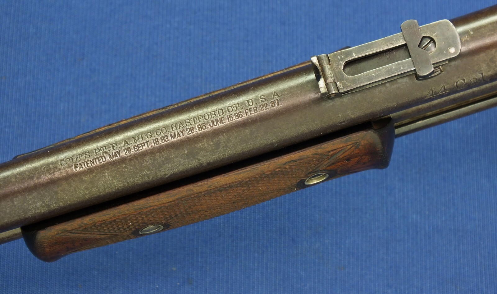 An antique American Colt Lightning Slide Action Medium Frame Saddle Ring Carbine, caliber 44 W.C.F/44-40. 20 inch round barrel, SN54759 made in 1891, length 94 cm, in very good condition. 