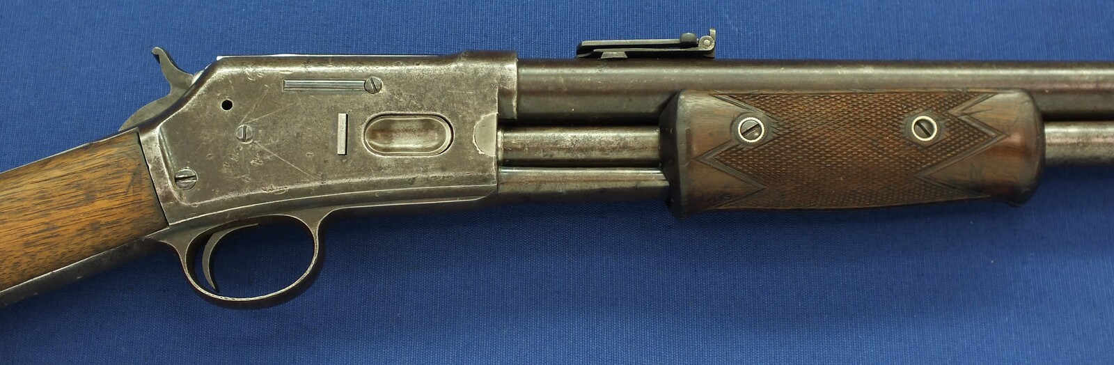 An antique American Colt Lightning Slide Action Medium Frame Saddle Ring Carbine, caliber 44 W.C.F/44-40. 20 inch round barrel, SN54759 made in 1891, length 94 cm, in very good condition. 