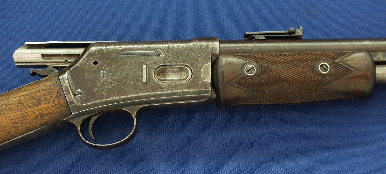 An antique American Colt Lightning Slide Action Medium Frame Saddle Ring Carbine, caliber 44 W.C.F/44-40. 20 inch round barrel, SN54759 made in 1891, length 94 cm, in very good condition. 