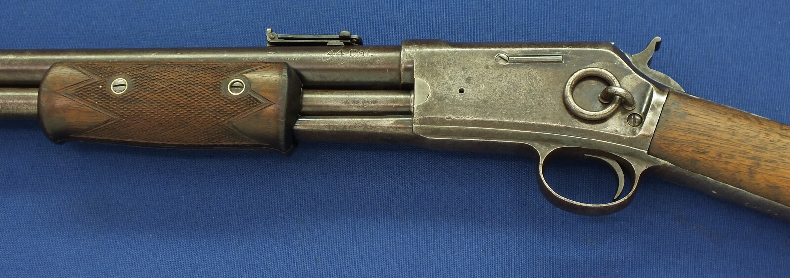 An antique American Colt Lightning Slide Action Medium Frame Saddle Ring Carbine, caliber 44 W.C.F/44-40. 20 inch round barrel, SN54759 made in 1891, length 94 cm, in very good condition. 