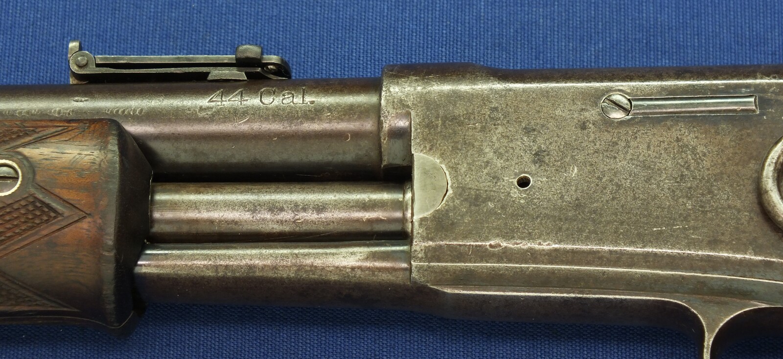 An antique American Colt Lightning Slide Action Medium Frame Saddle Ring Carbine, caliber 44 W.C.F/44-40. 20 inch round barrel, SN54759 made in 1891, length 94 cm, in very good condition. 