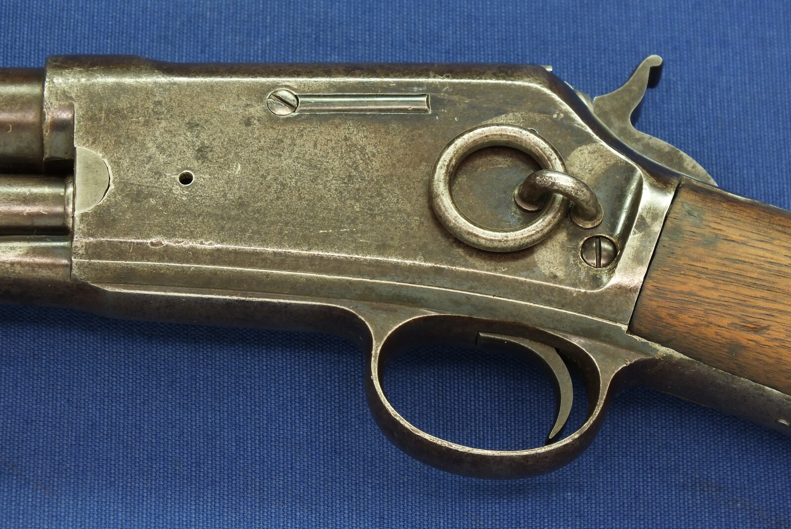 An antique American Colt Lightning Slide Action Medium Frame Saddle Ring Carbine, caliber 44 W.C.F/44-40. 20 inch round barrel, SN54759 made in 1891, length 94 cm, in very good condition. 