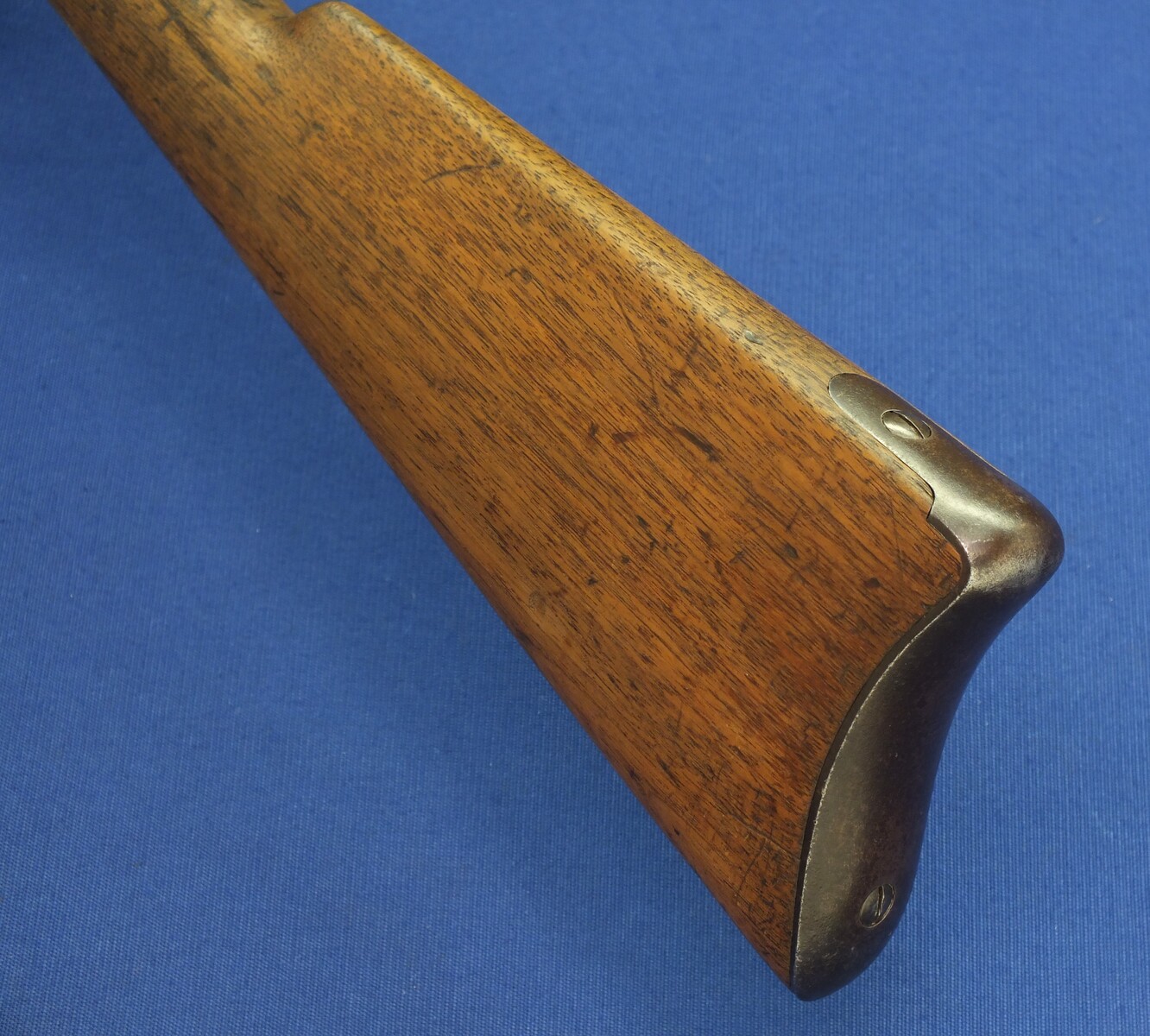 An antique American Colt Lightning Slide Action Medium Frame Saddle Ring Carbine, caliber 44 W.C.F/44-40. 20 inch round barrel, SN54759 made in 1891, length 94 cm, in very good condition. 