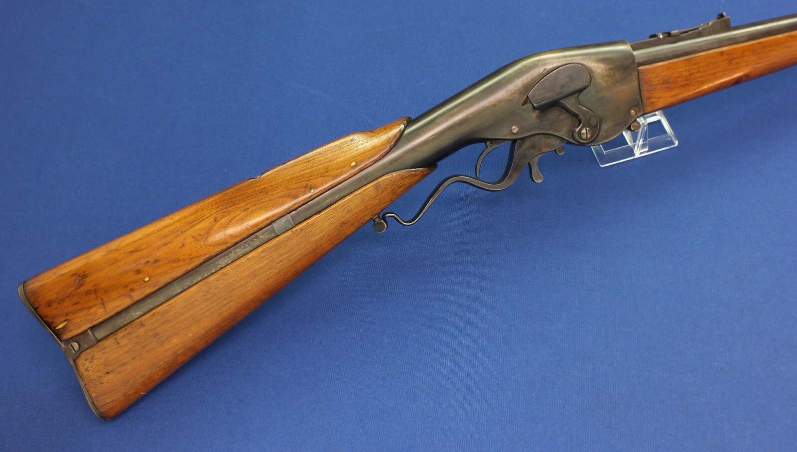 An antique American Evans New Model Lever Action Sporting Rifle. 28 shot, caliber 44 Evans. 30 inch barrel with clear address. Length 121cm. In very good condition.