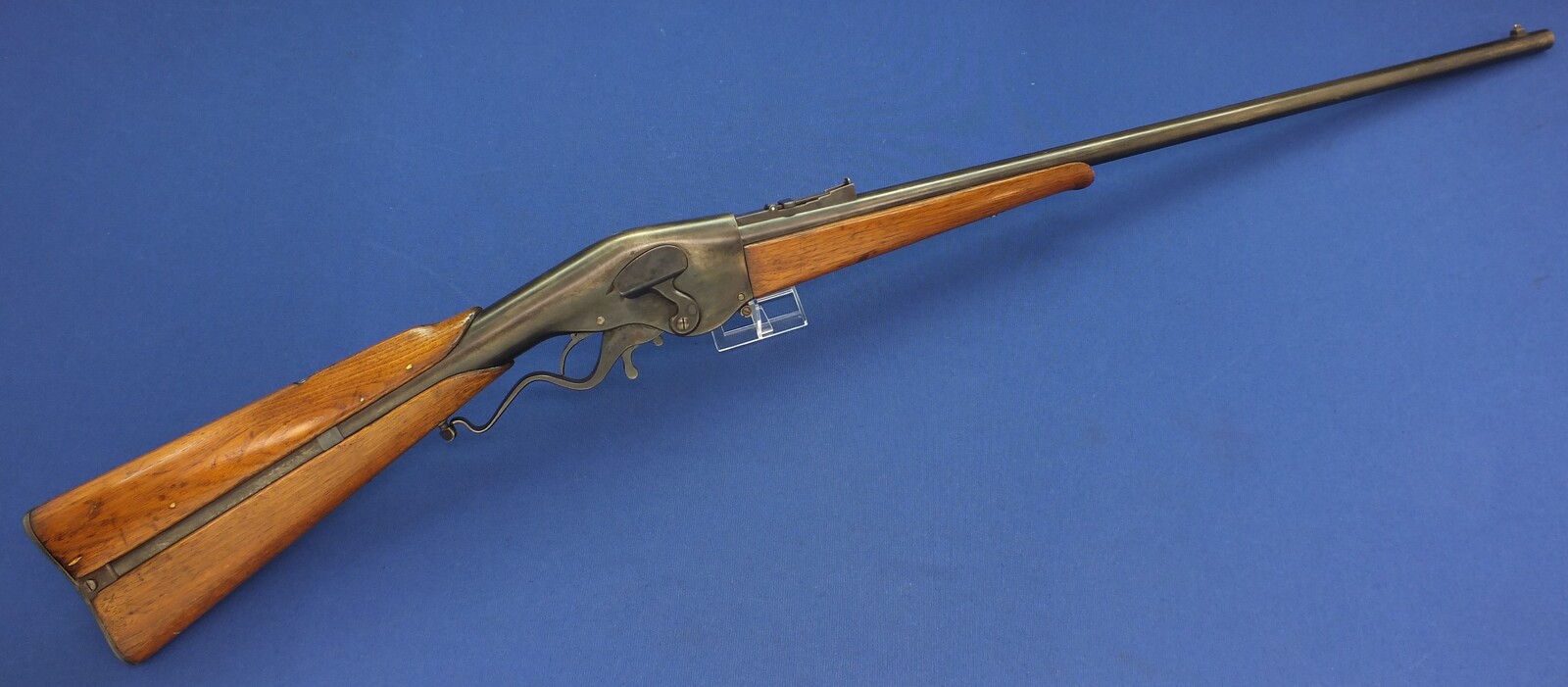 An antique American Evans New Model Lever Action Sporting Rifle. 28 shot, caliber 44 Evans. 30 inch barrel with clear address. Length 121cm. In very good condition.