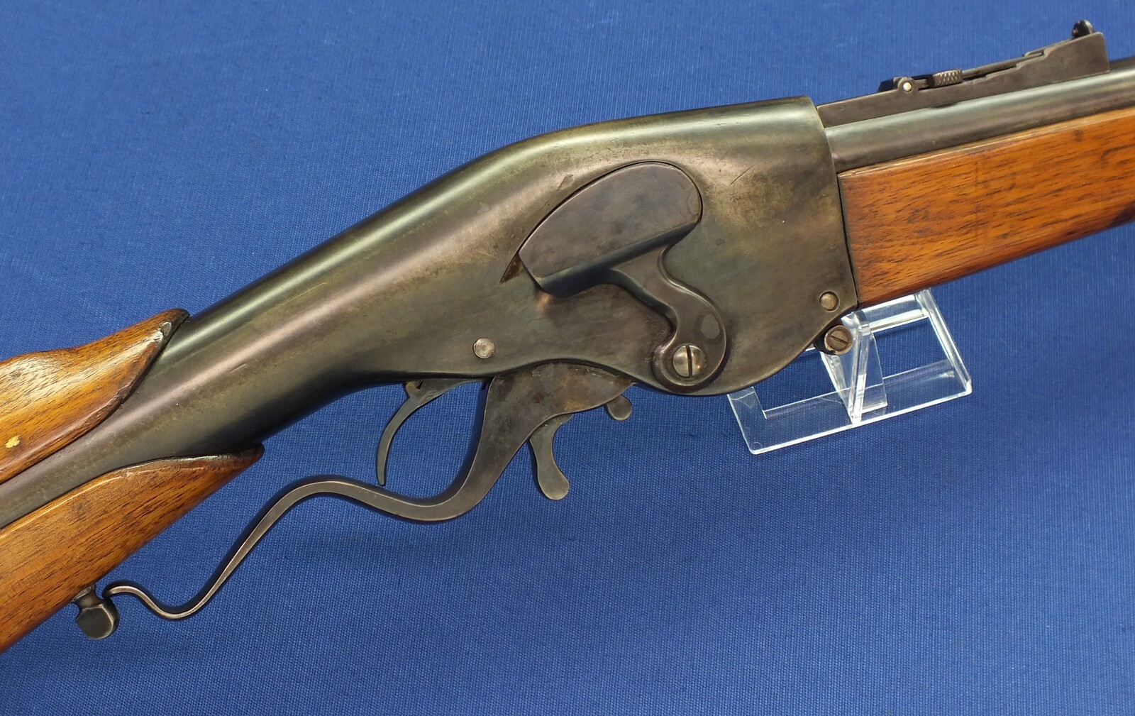 An antique American Evans New Model Lever Action Sporting Rifle. 28 shot, caliber 44 Evans. 30 inch barrel with clear address. Length 121cm. In very good condition.