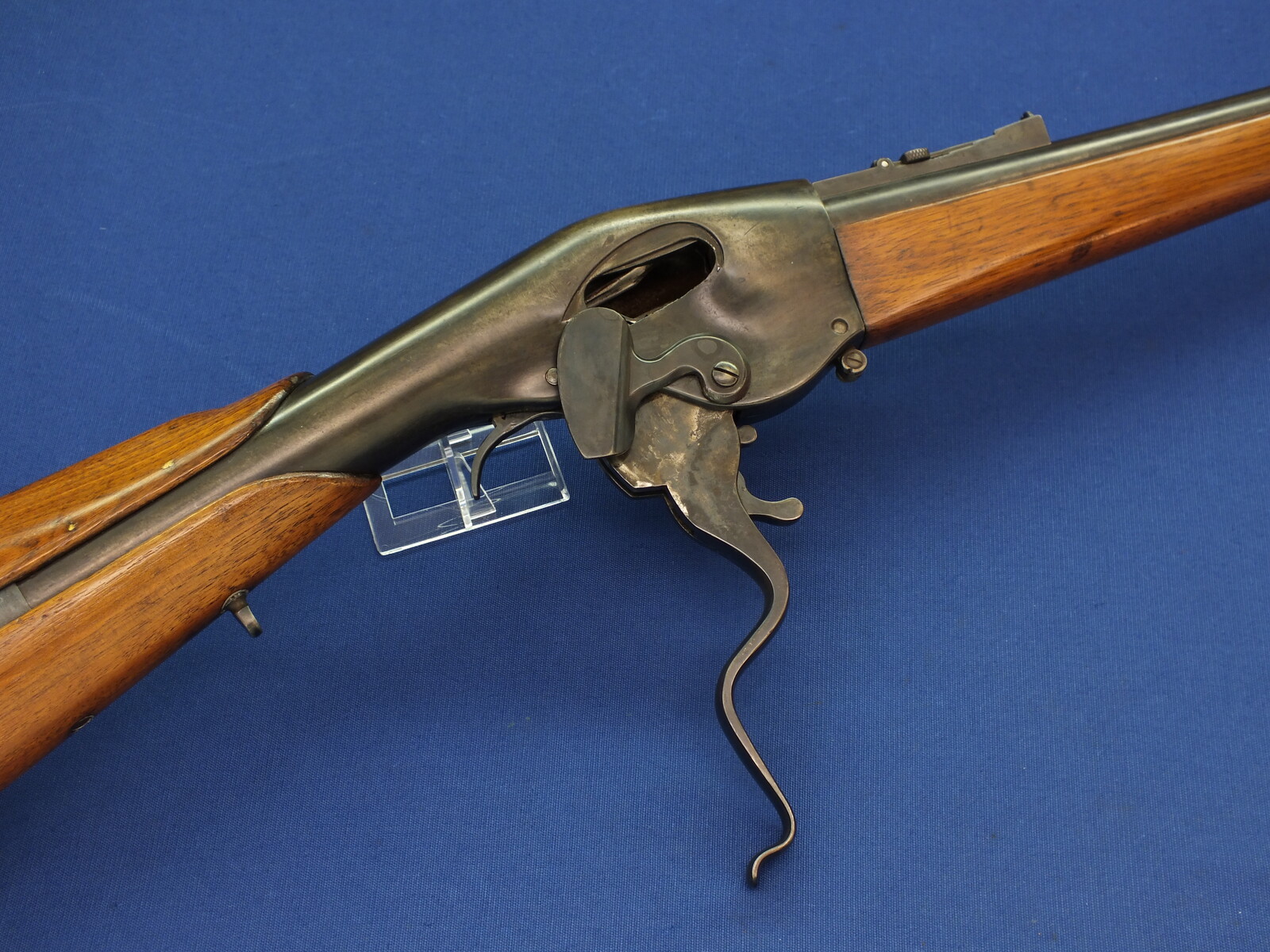 An antique American Evans New Model Lever Action Sporting Rifle. 28 shot, caliber 44 Evans. 30 inch barrel with clear address. Length 121cm. In very good condition.