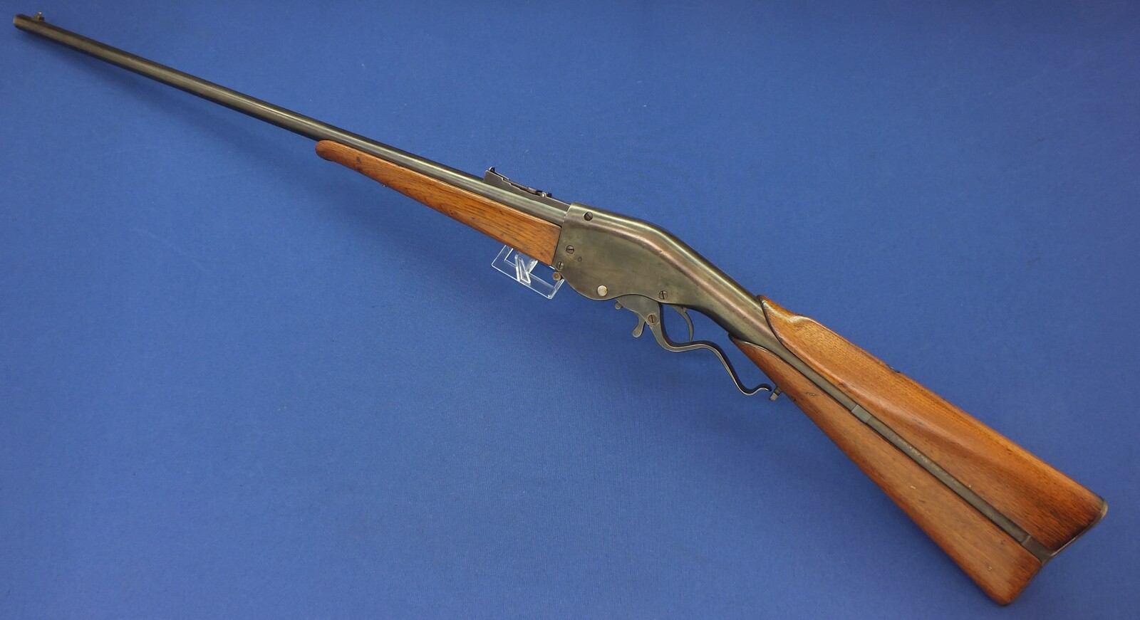 An antique American Evans New Model Lever Action Sporting Rifle. 28 shot, caliber 44 Evans. 30 inch barrel with clear address. Length 121cm. In very good condition.