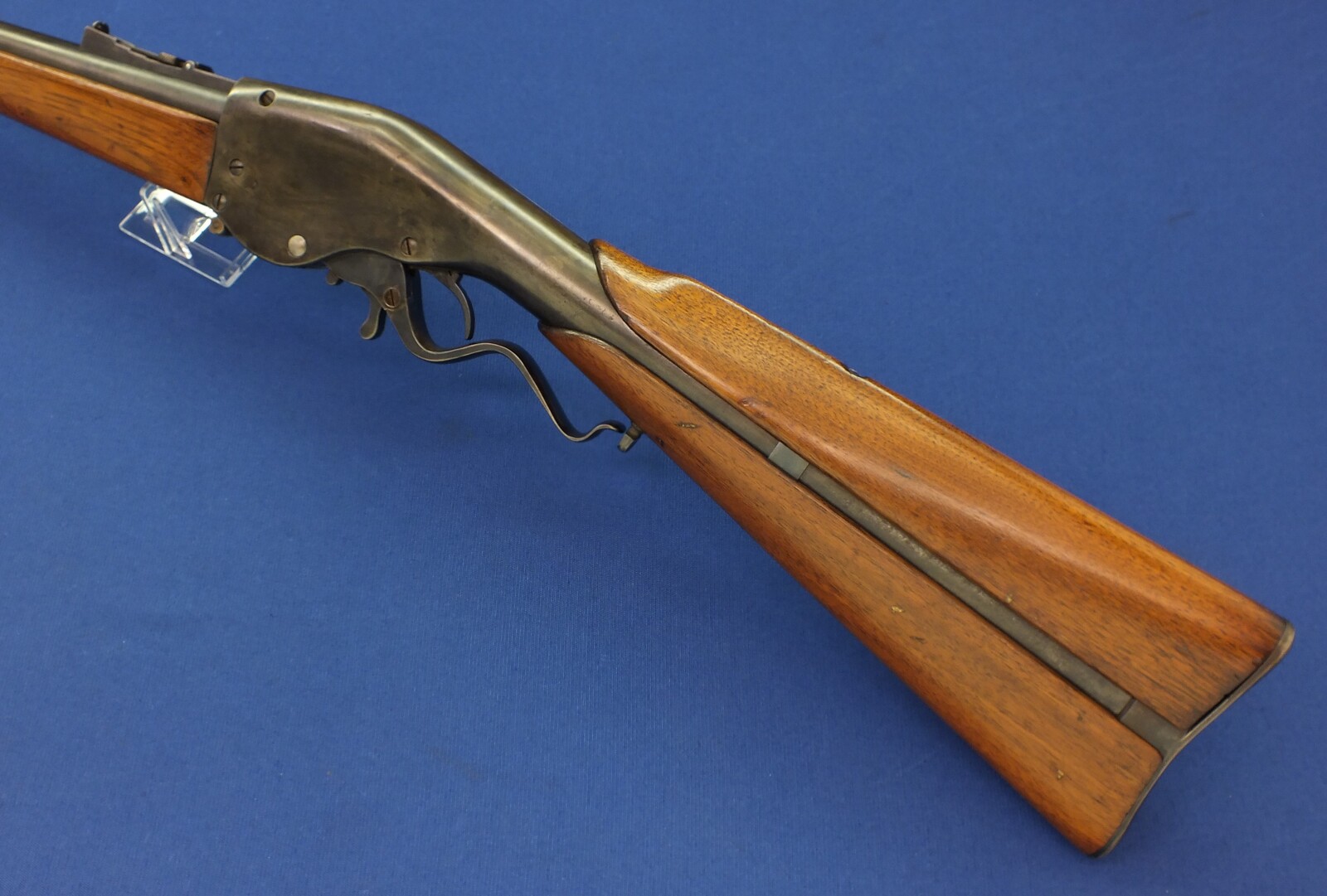 An antique American Evans New Model Lever Action Sporting Rifle. 28 shot, caliber 44 Evans. 30 inch barrel with clear address. Length 121cm. In very good condition.