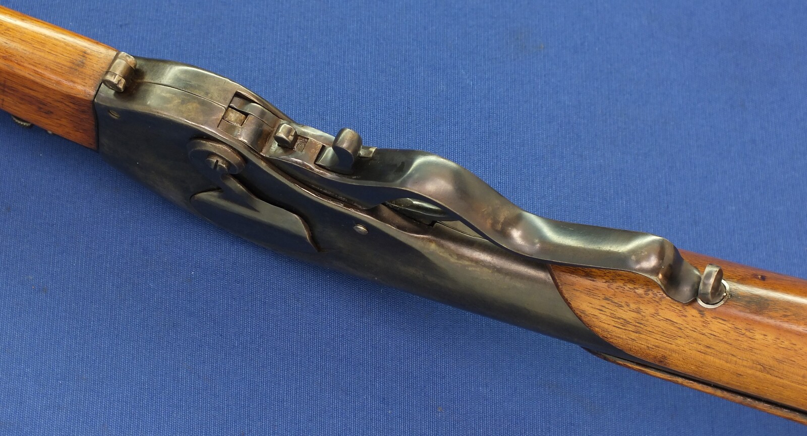 An antique American Evans New Model Lever Action Sporting Rifle. 28 shot, caliber 44 Evans. 30 inch barrel with clear address. Length 121cm. In very good condition.