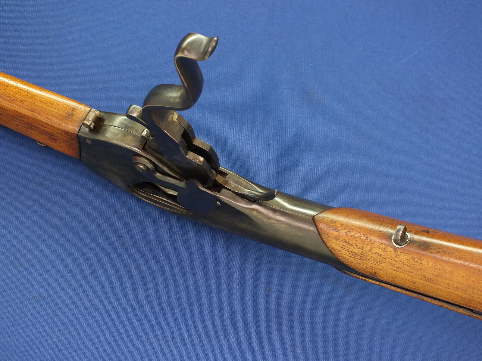 An antique American Evans New Model Lever Action Sporting Rifle. 28 shot, caliber 44 Evans. 30 inch barrel with clear address. Length 121cm. In very good condition.