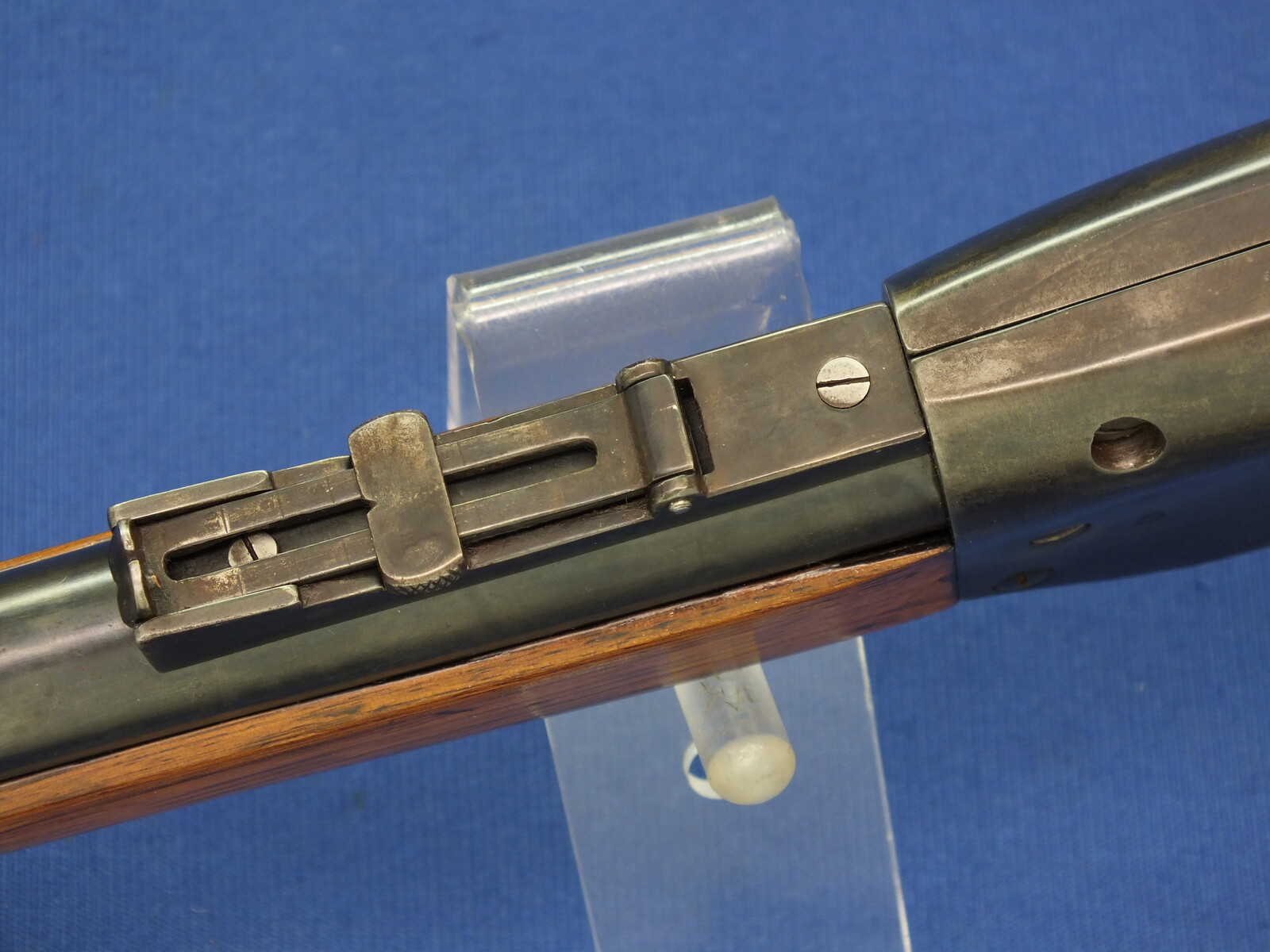 An antique American Evans New Model Lever Action Sporting Rifle. 28 shot, caliber 44 Evans. 30 inch barrel with clear address. Length 121cm. In very good condition.